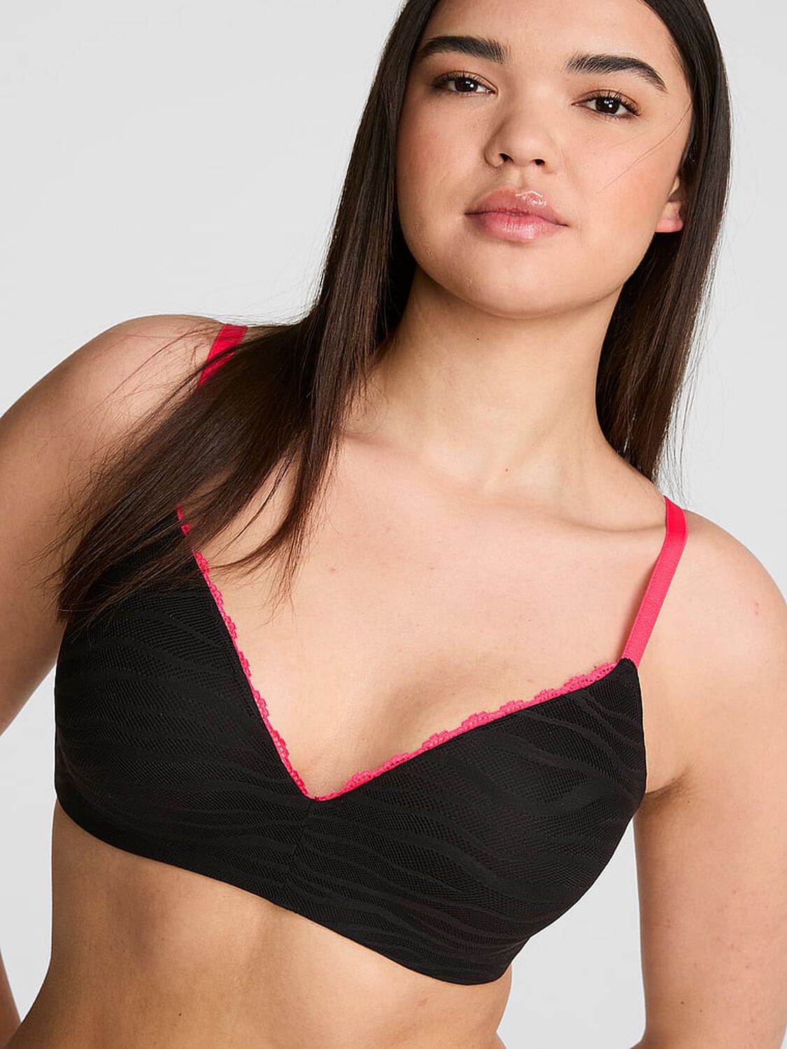 vs Pink Wear Everywhere Wear Everywhere&trade; Lightly Lined Wireless Bra 1 of 2 