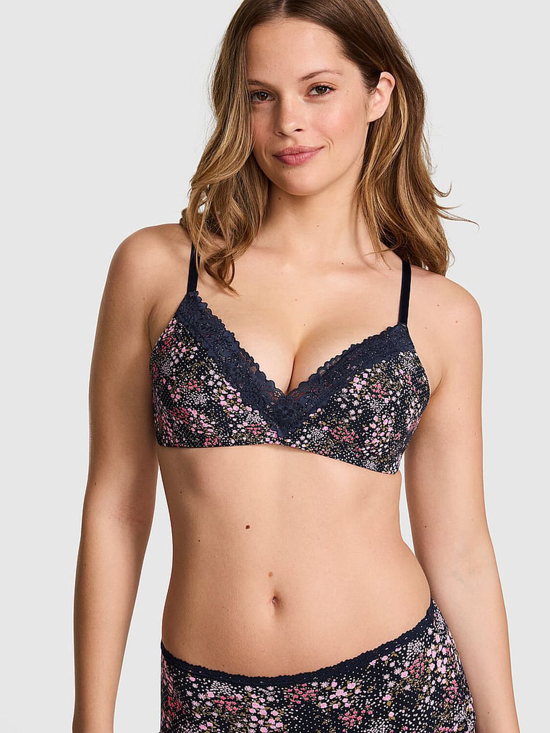 vs Pink Wear Everywhere Wear Everywhere Push-Up Wireless Bra Noir Navy Floral 1 of 3 