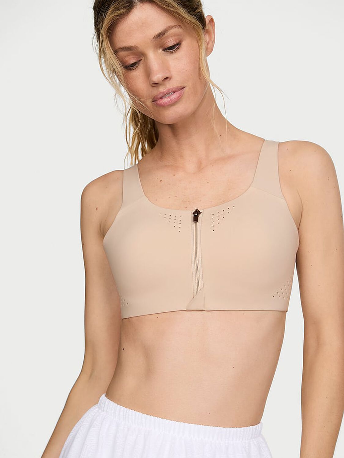 vs Vsx Featherweight Max&trade; Front-Close Sports Bra 1 of 3 